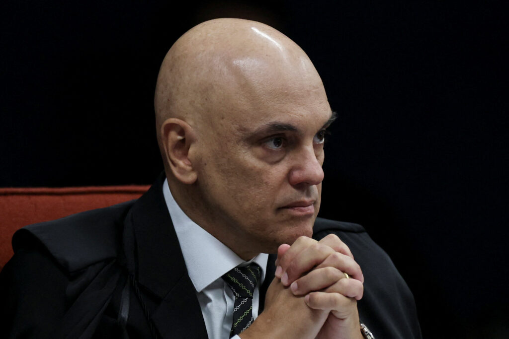 O ministro do Supremo Tribunal Federal do Brasil, Alexandre de Moraes, participa de uma sessão durante a fase final do julgamento do ex-presidente Jair Bolsonaro, acusado de conspirar para um golpe para anular a eleição de 2022, em Brasília, Brasil, 10 de setembro de 2025. REUTERS/Adriano Machado