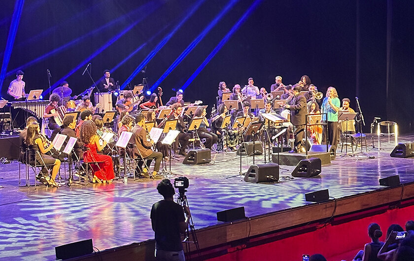 Orquestra Furiosa e Mariana Aydar no Auditório Ibirapuera