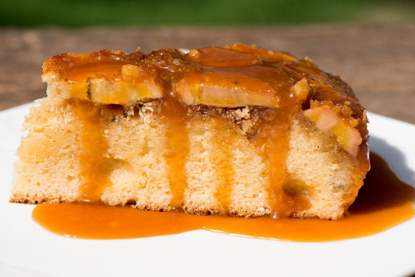 Torta de banana caramelizada com massa de bolo fácil
