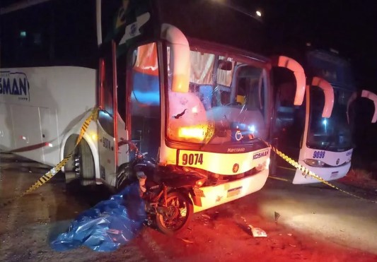 Motociclista morre após se chocar contra ônibus que estava parado
