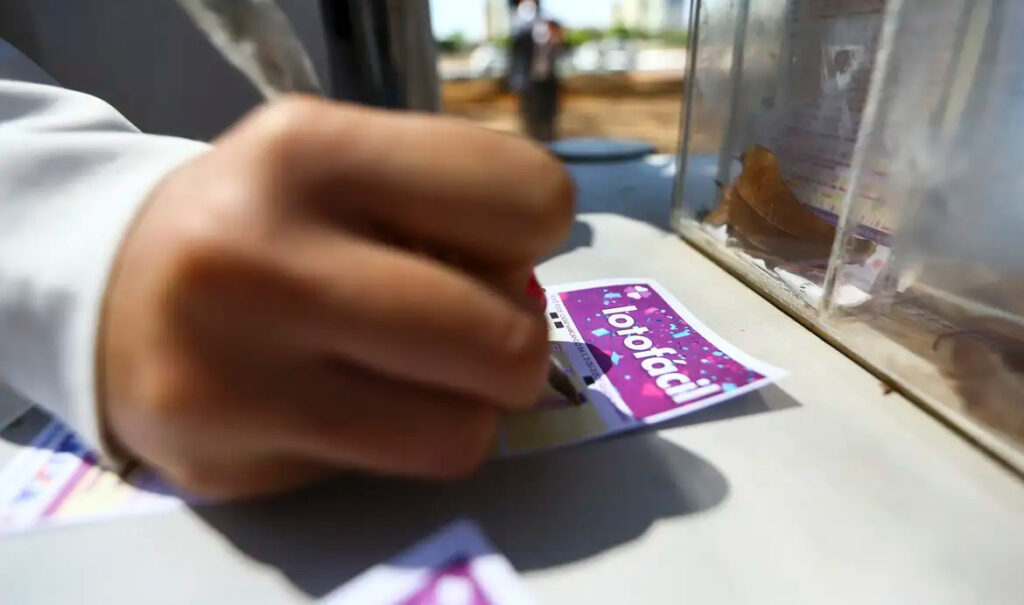 confira as 15 dezenas sorteadas nesta sexta-feira (12)