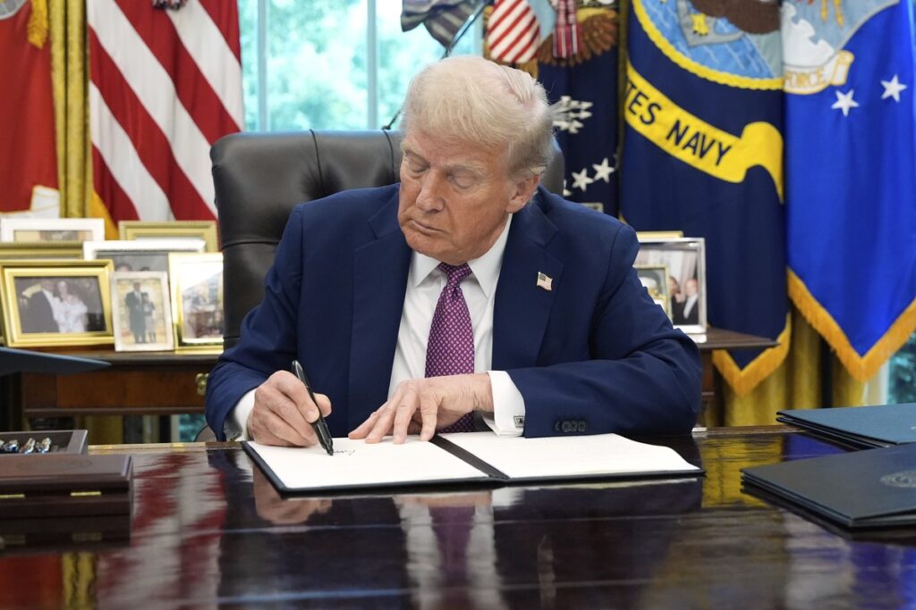 Trump assina ordem executiva oferecendo isenções tarifárias a parceiros comerciais | Mundo
