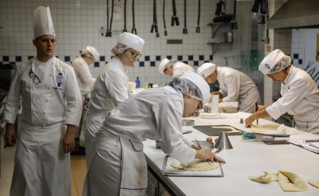A célebre escola de gastronomia Le Cordon Bleu comemora seus 130 anos com projeção no Cristo Redentor | Eu &