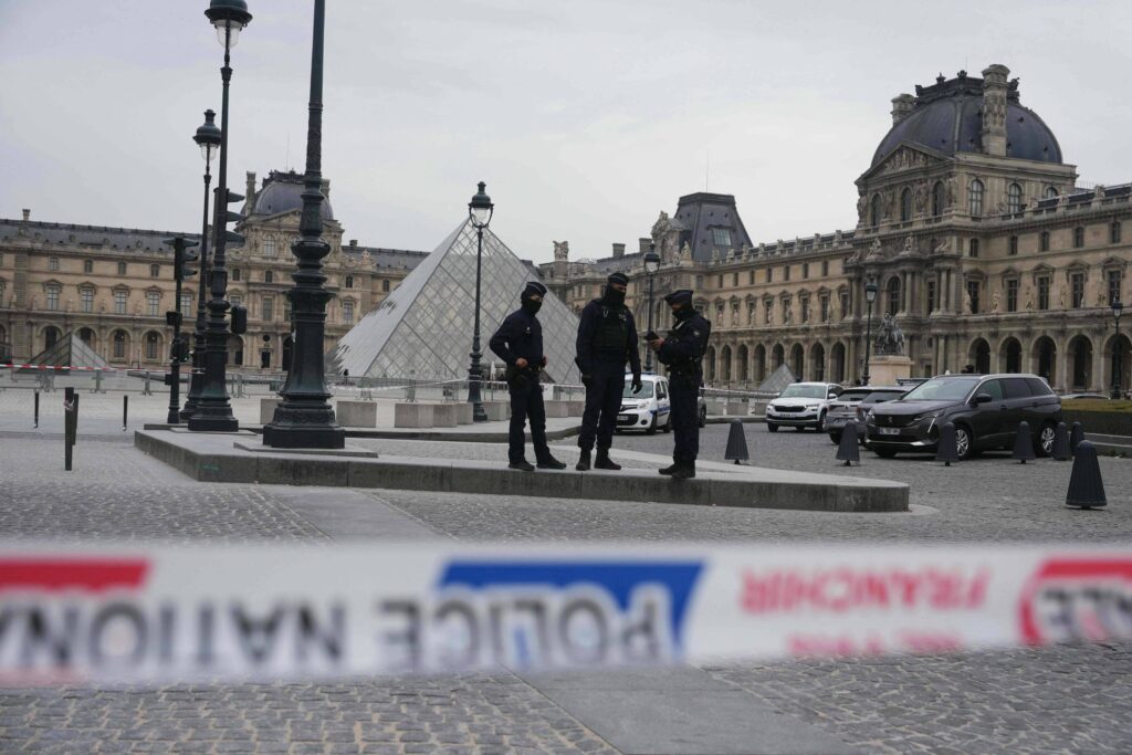 Museu do Louvre: Relatório revela falhas na segurança - 20/10/2025 - Mundo