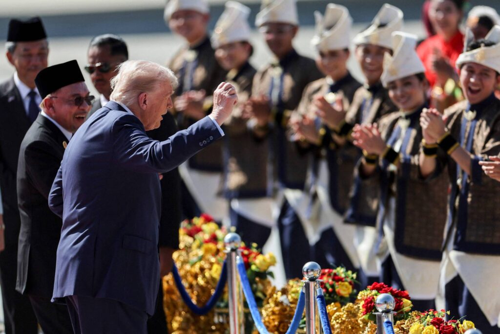 Trump chega à Malásia e faz dancinha no aeroporto - 26/10/2025 - Mundo