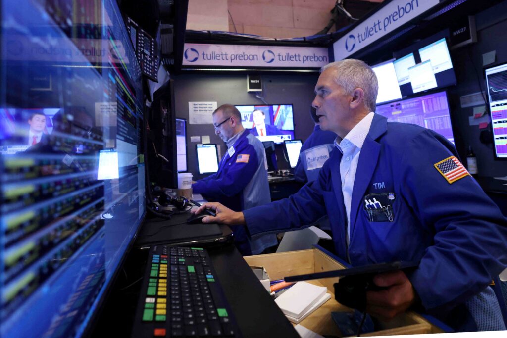 Futuros de NY operam mistos em meio ao shutdown e expectativa por cortes de juros