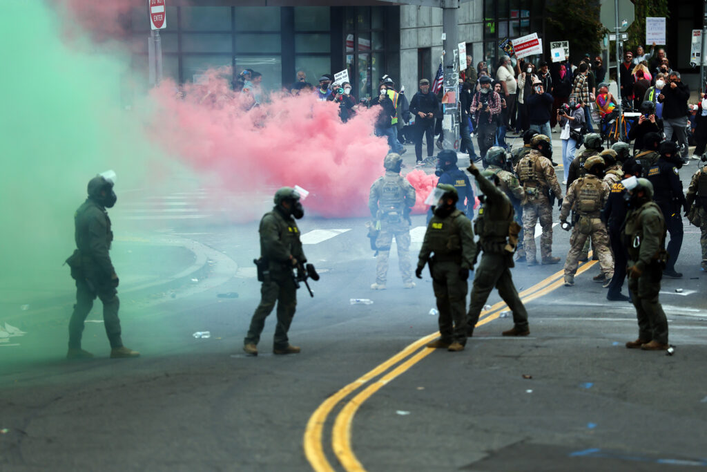 Juíza impede Trump de enviar tropas para o Oregon; Guarda é enviadas a Chicago