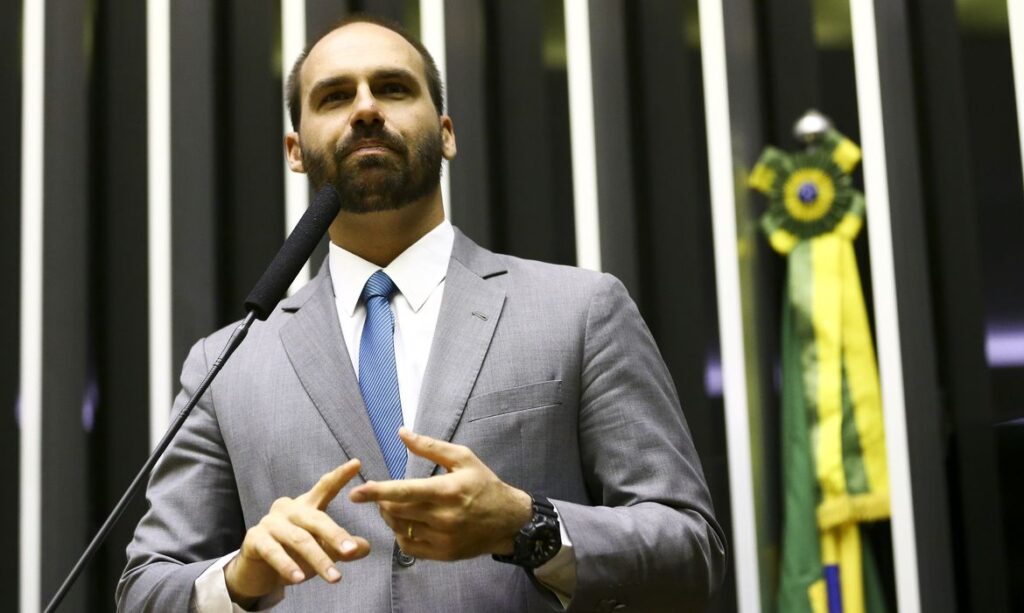 PL vai usar brecha legal para tentar salvar mandato de Eduardo Bolsonaro