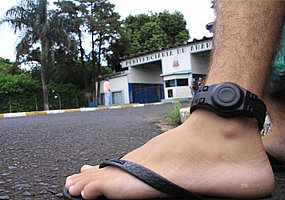 Câmara aprova projeto para condenado pagar por tornozeleira