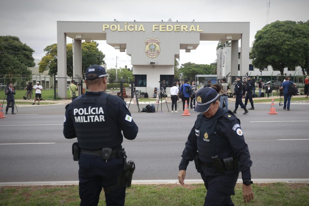 Advogado chega à PF para visitar Bolsonaro após prisão preventiva decretada pelo STF | Política