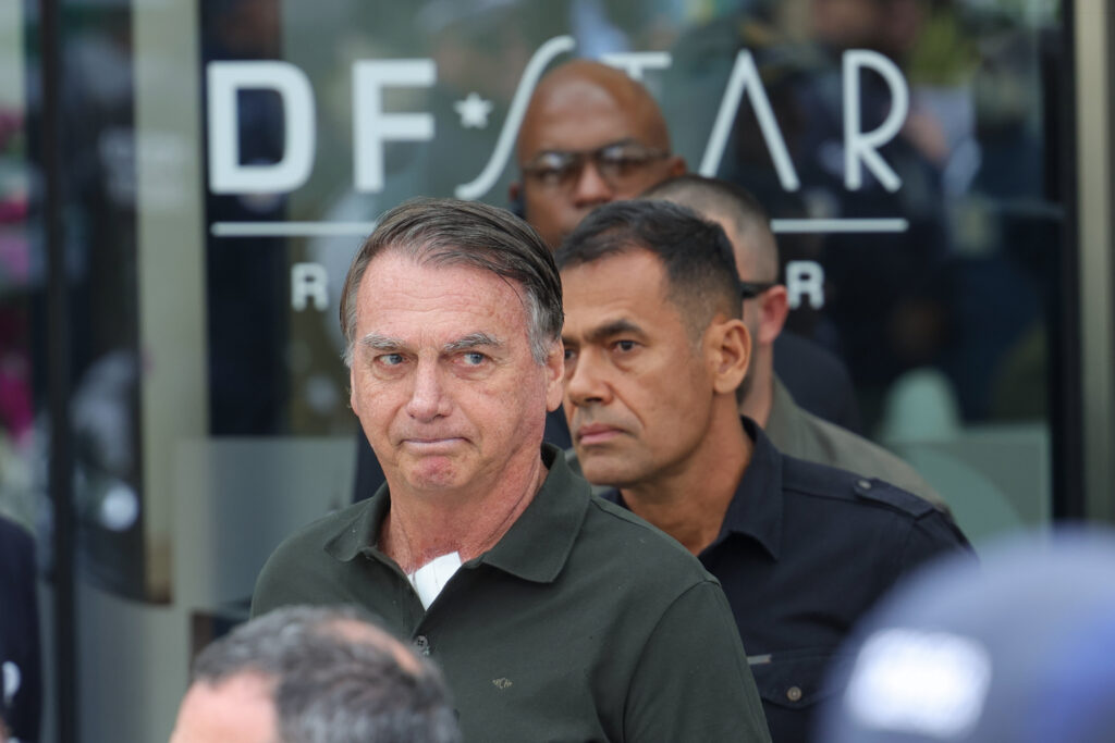 Bolsonaro pede prisão domiciliar humanitária para cumprir pena