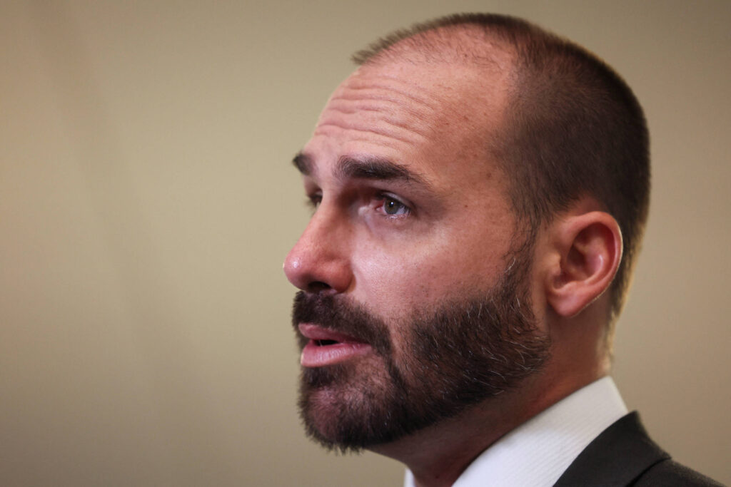 Eduardo diz que Moraes quer matar Bolsonaro com prisão - 22/11/2025 - Poder