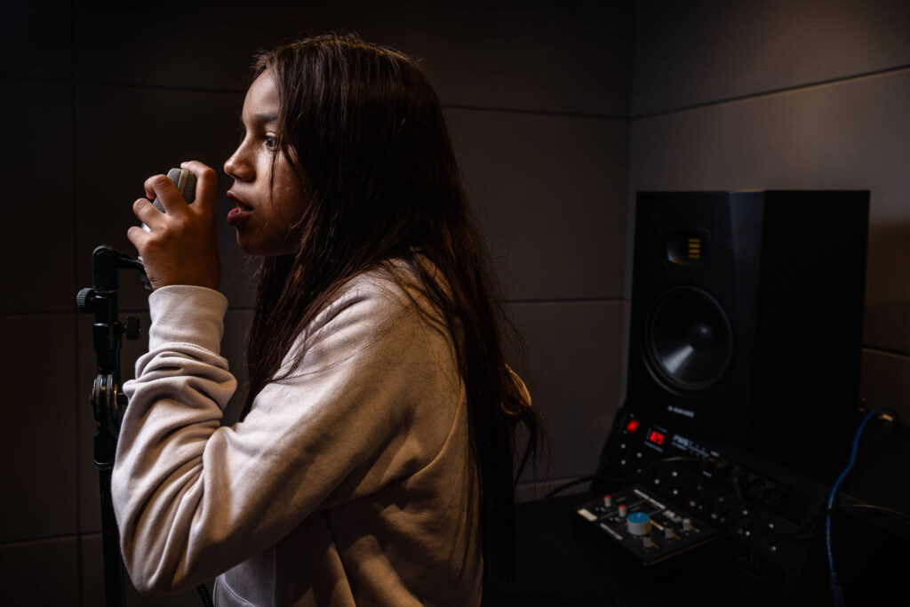 Aos 13 anos, MC Vitória desponta como nova voz do funk - 16/11/2025 - Mônica Bergamo
