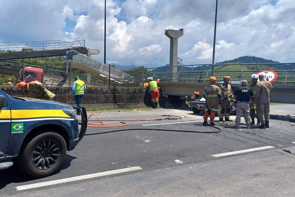 RJ: Motorista morre após passarela cair sobre carro no RJ - 19/11/2025 - Cotidiano