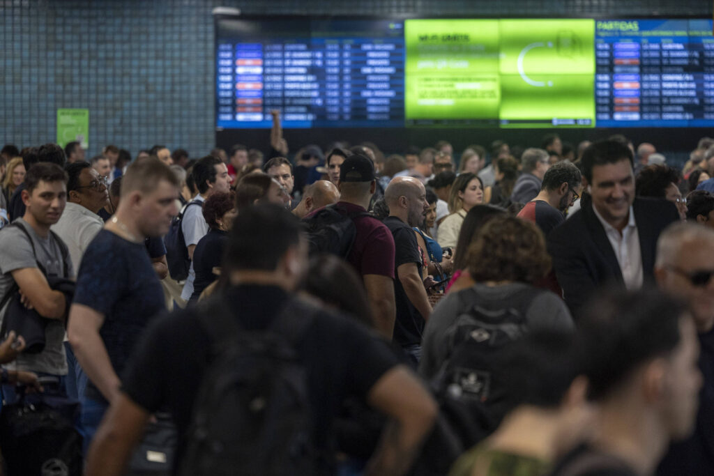 Carnaval: Azul anuncia 431 voos extras em 26 cidades - 25/11/2025 - Mercado