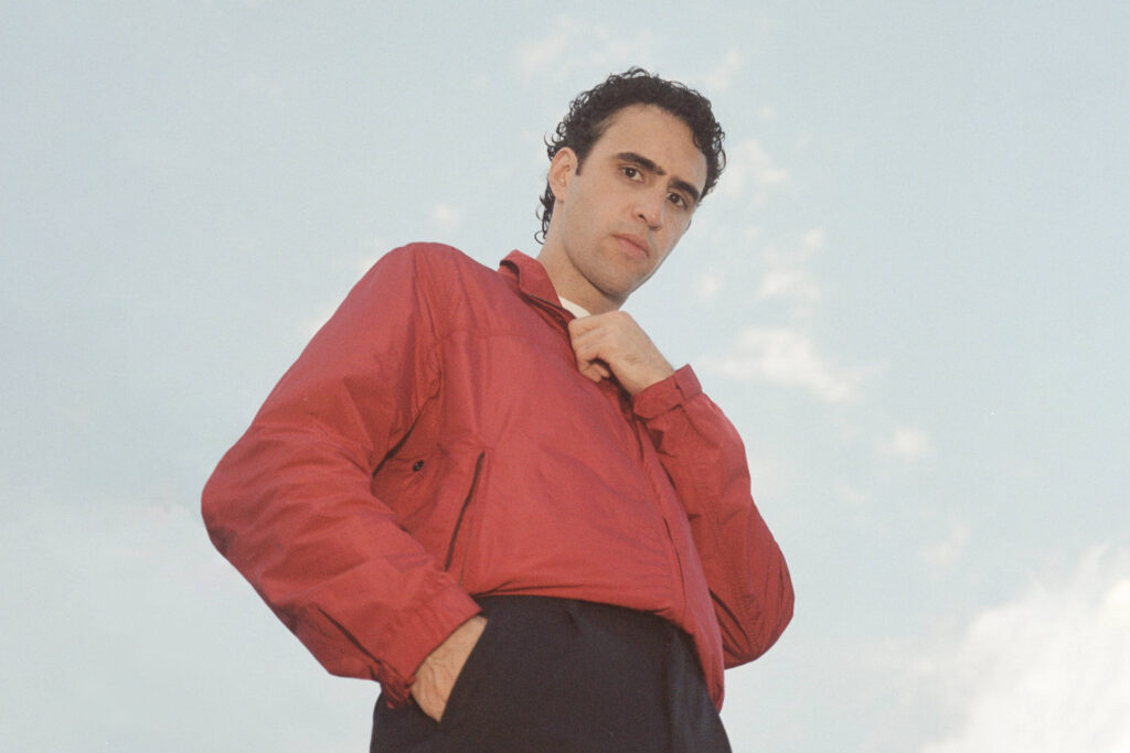 Zeca Veloso lança seu primeiro álbum e segue o pai Caetano - 26/11/2025 - Ilustrada