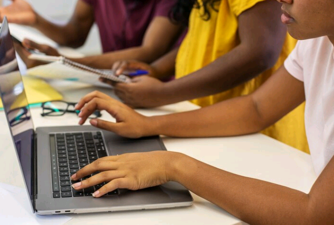 Artigo: Inclusão digital e formação em tecnologia são caminhos para reduzir desigualdades em Campinas - por  Geraldo Barros