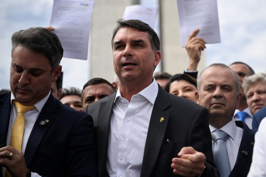 Prisão preventiva de Bolsonaro ocorre após convocação de vigília feita por Flávio