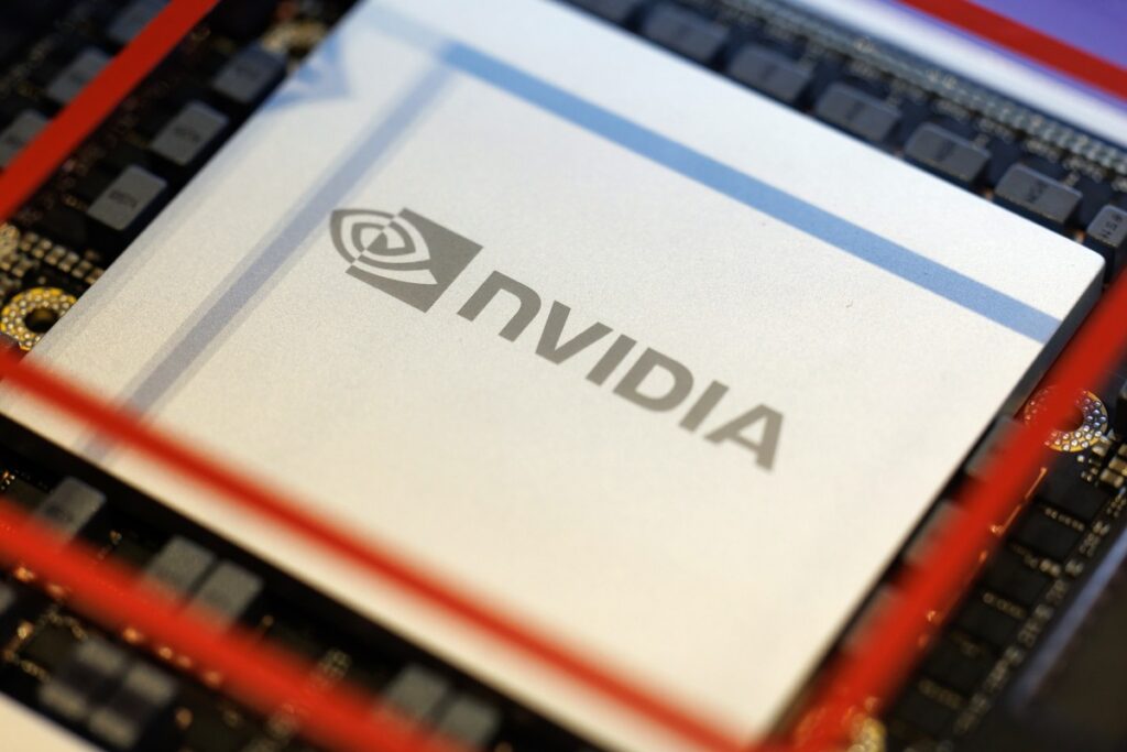 Gigantes chinesas vão ao exterior para treinar IA com chips da Nvidia