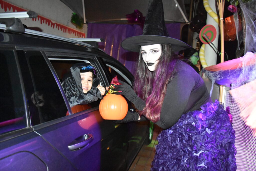 Colégio Singular promove drive-thru de Halloween para reforçar aprendizado bilíngue