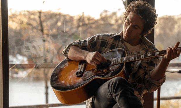 Cinebiografia de Bruce Springsteen retrata fase sombria na vida do cantor durante produção do álbum “Nebraska”