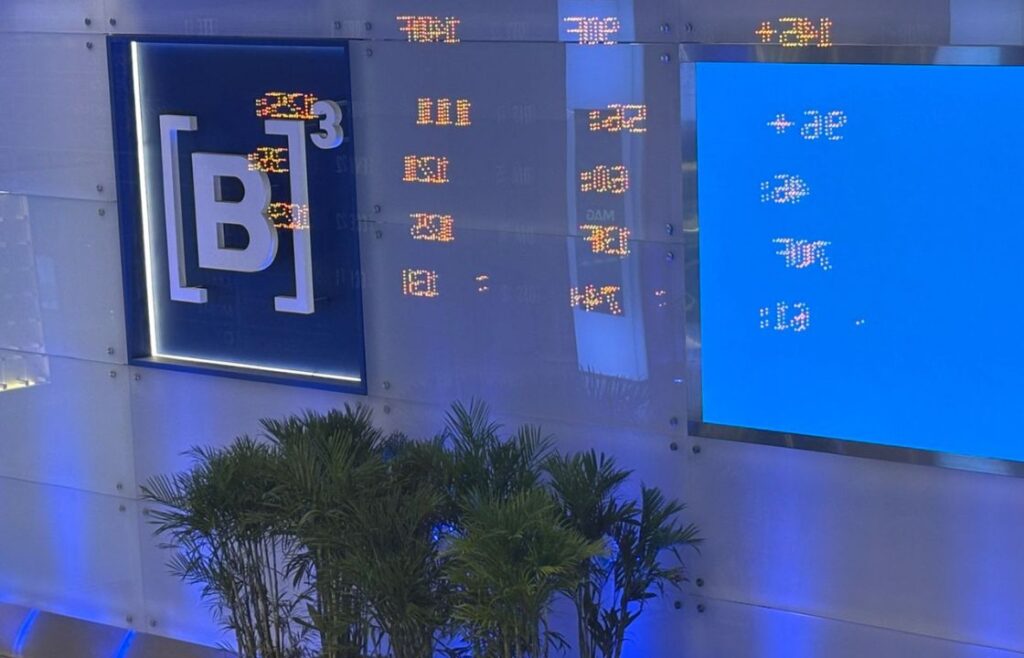 Ibovespa Futuro cai com atenção a balanços e repercussão do Copom