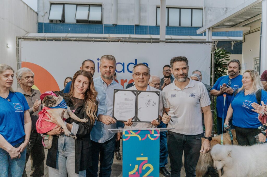 Em ato simbólico e com emoção, prefeito Marcelo Lima assina lei que permite visita de pets em hospitais