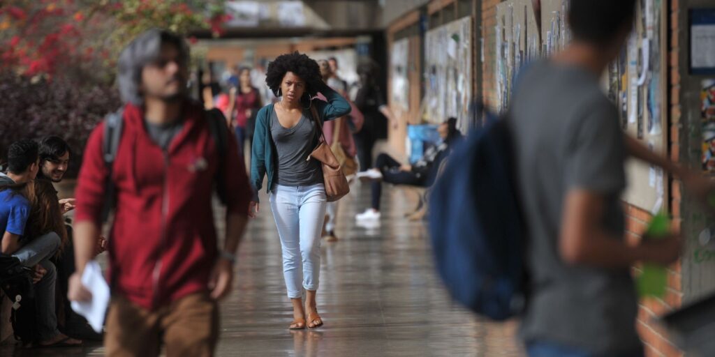 Concluintes de cursos de tecnologia fazem Enade 2025 neste domingo