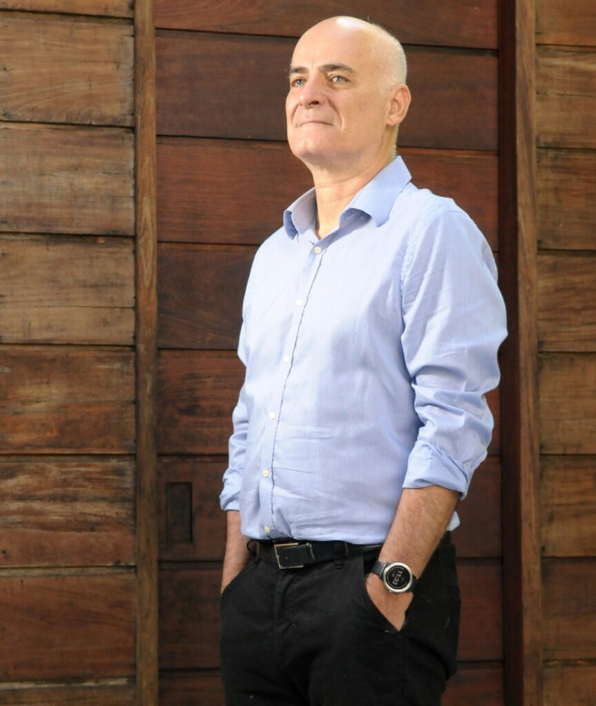Estreia de economista na ficção joga com a dualidade entre bem e mal | Eu &