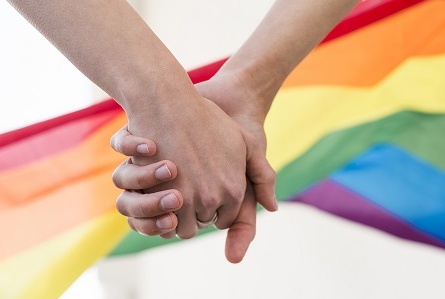 Hotel é condenado por homofobia a trabalhador LGBTQIAPN+