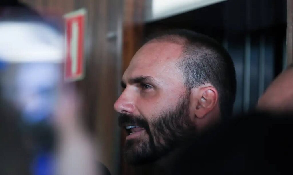 Eduardo Bolsonaro vira réu no STF por tentar interferir no processo do pai