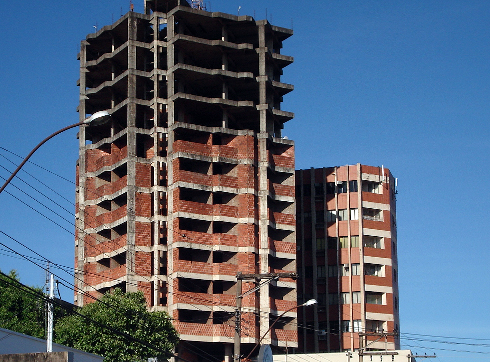 Fragilização do consumidor cria risco de subprime verde-e-amarelo