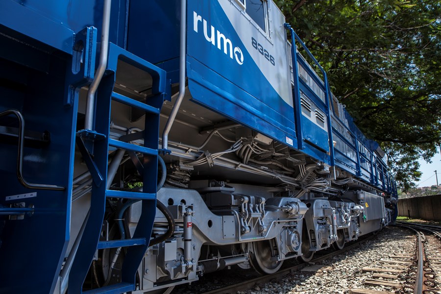 Trem da Rumo com celulose é alvo de fogo no litoral de SP