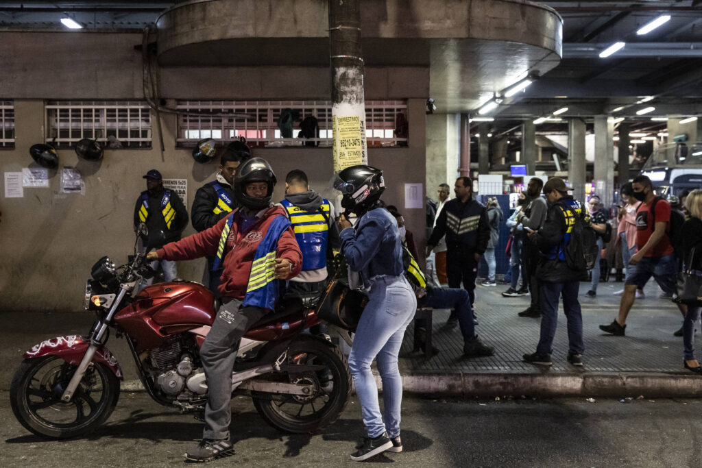 Câmara aprova liberar mototáxi em SP em 1ª votação - 04/12/2025 - Cotidiano