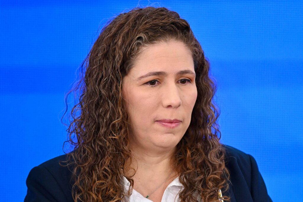 Governo anuncia reestruturação de carreiras públicas - 01/12/2025 - Mercado