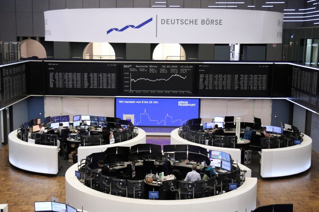 Bolsas europeias fecham em queda com menor liquidez e cenário geopolítico cauteloso