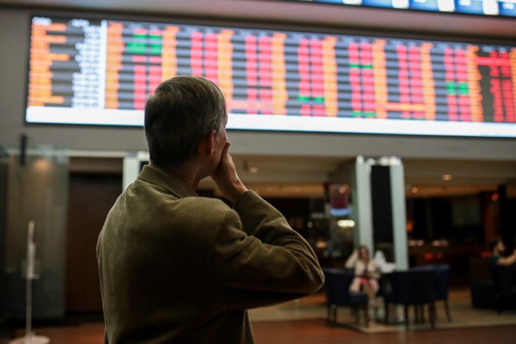 Ibovespa estende perdas com ‘trade Tarcísio’ no radar; EWZ cede quase 2% | Finanças
