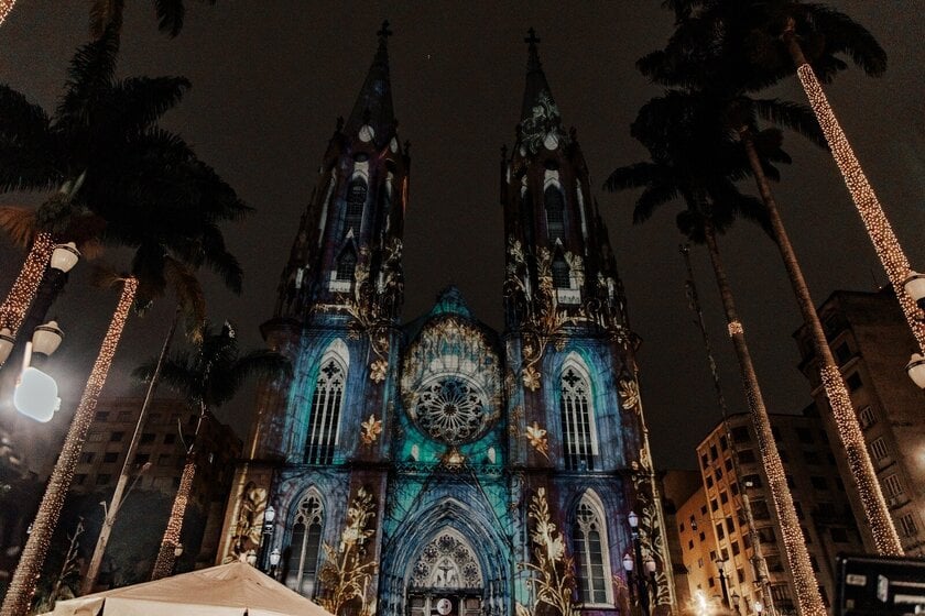 projeções mapeadas iluminam a Avenida Paulista e o centro histórico de São Paulo