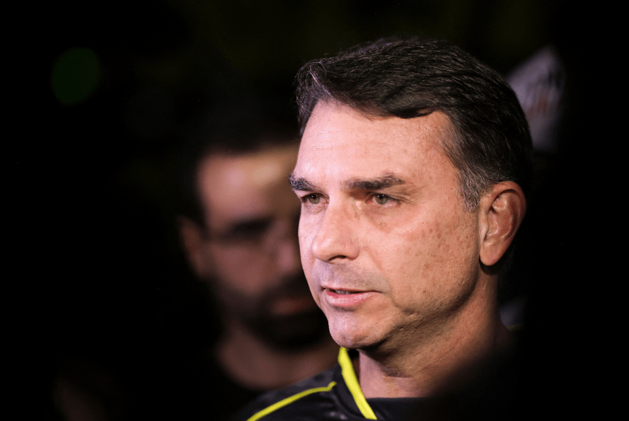 Flávio Bolsonaro cobra por apoio e diz que direita “tem de vir comigo desde o início”