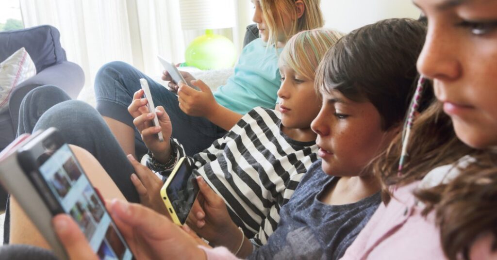 Como reduzir o tempo de telas nas férias sem arrumar briga com os filhos