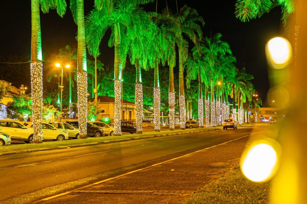 Natal ilumina cidades da RMC com vilas temáticas e programação gratuita