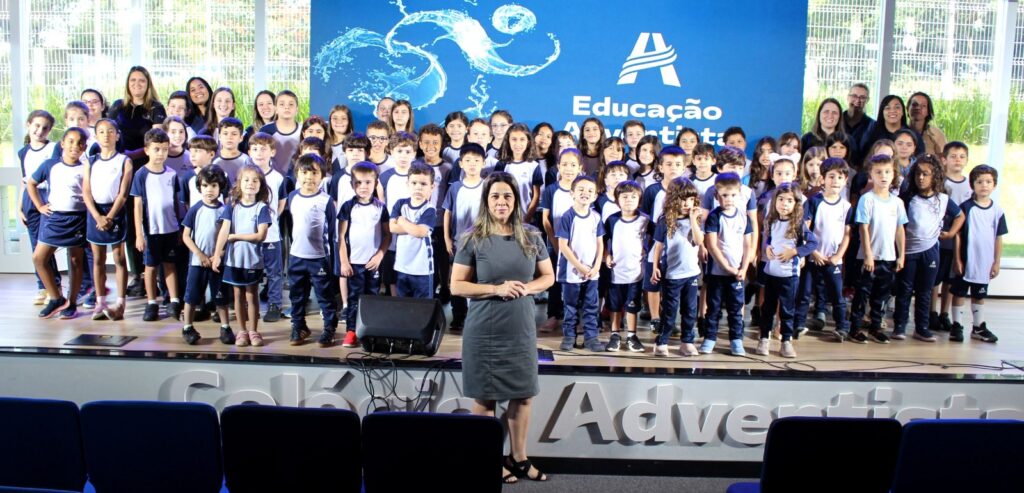 Coral natalino do Colégio Adventista faz apresentação na Praça Arautos da Paz