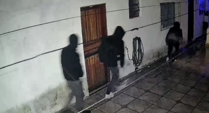 Família é feita refém durante invasão criminosa no Jardim Santo André