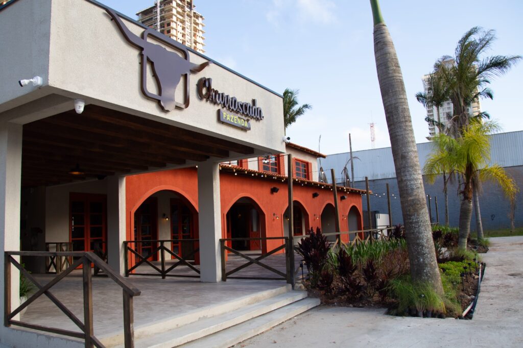 Da brasa ao pôr do sol: Fazenda Churrascada inaugura unidade na Praia Brava