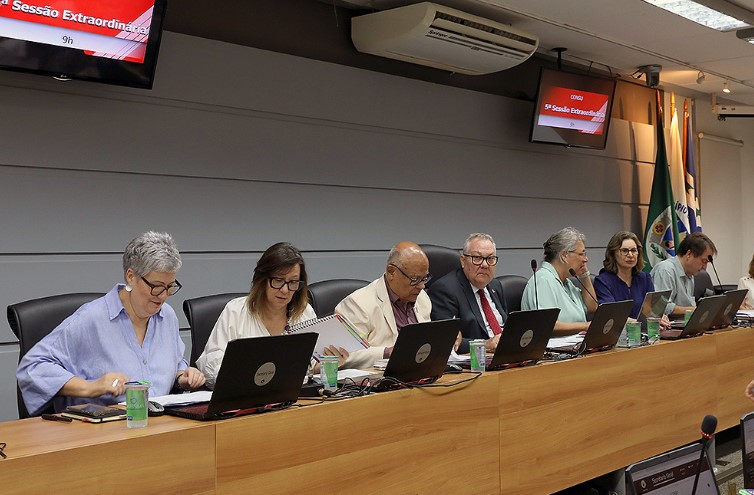 Barrada por manifestantes, reunião do Consu será retomada na tarde desta quinta-feira