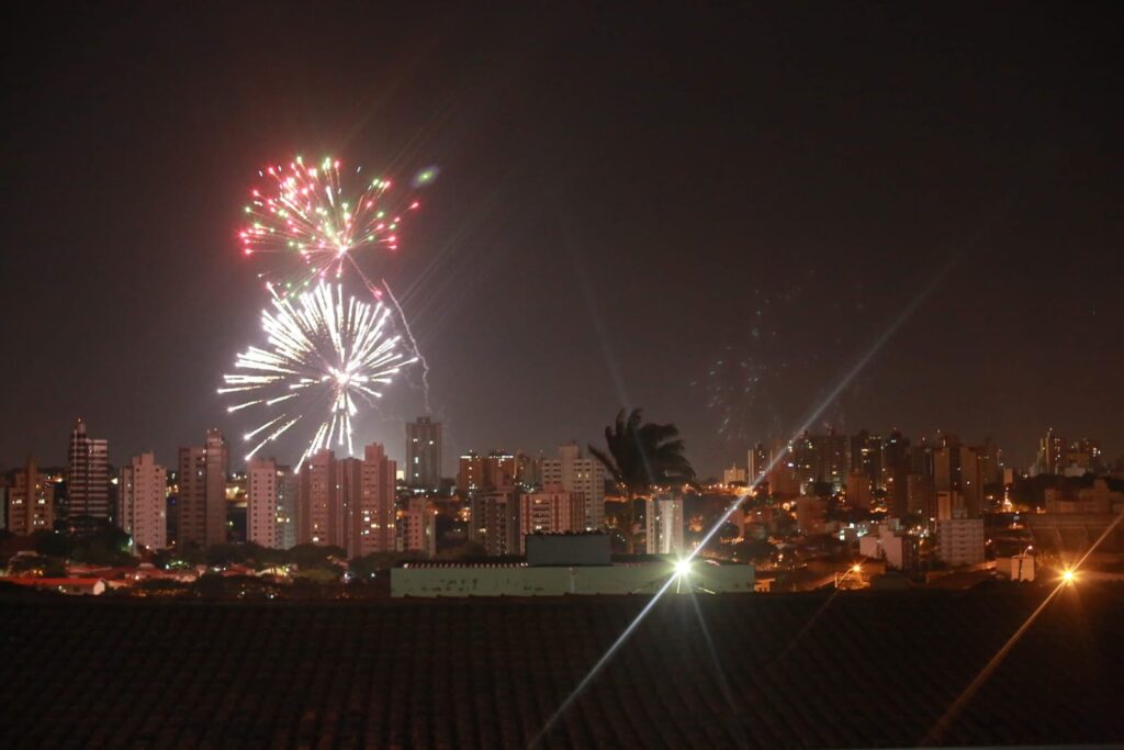 Festas de final de ano reforçam polêmica sobre soltura de fogos barulhentos