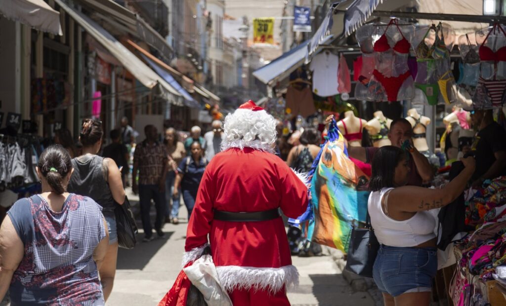 Fluxo de consumidores cai quase 10% no Natal; on-line vai melhor que loja física