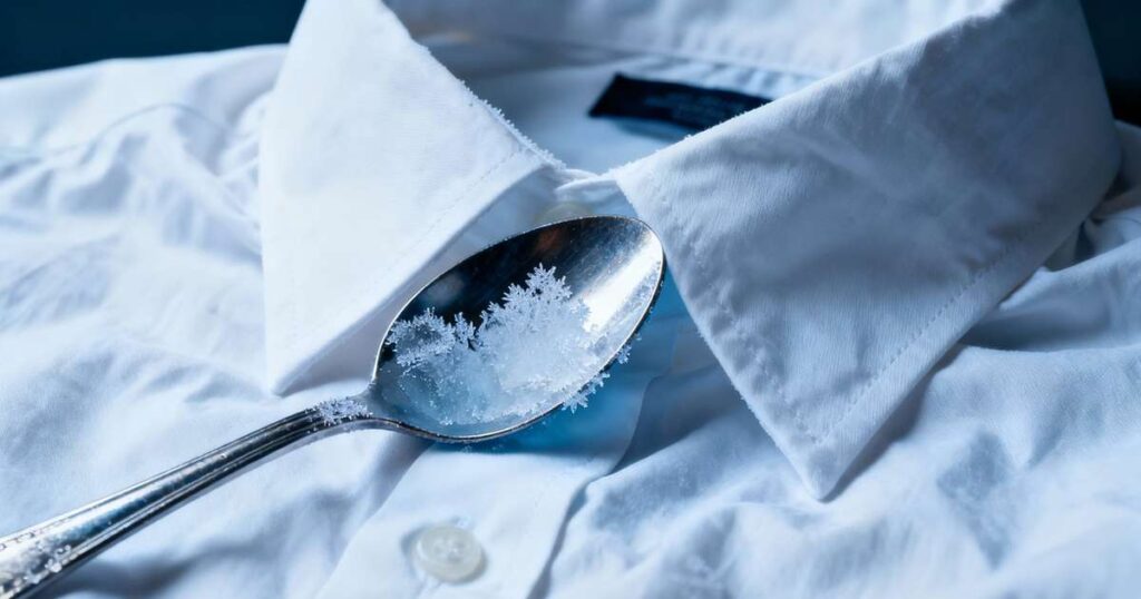 O truque da colher no freezer que desamassa camisas sem ligar o ferro de passar