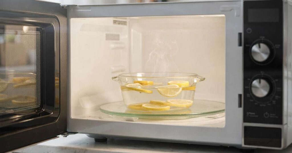 Faça esse truque caseiro e deixe seu micro-ondas como novo