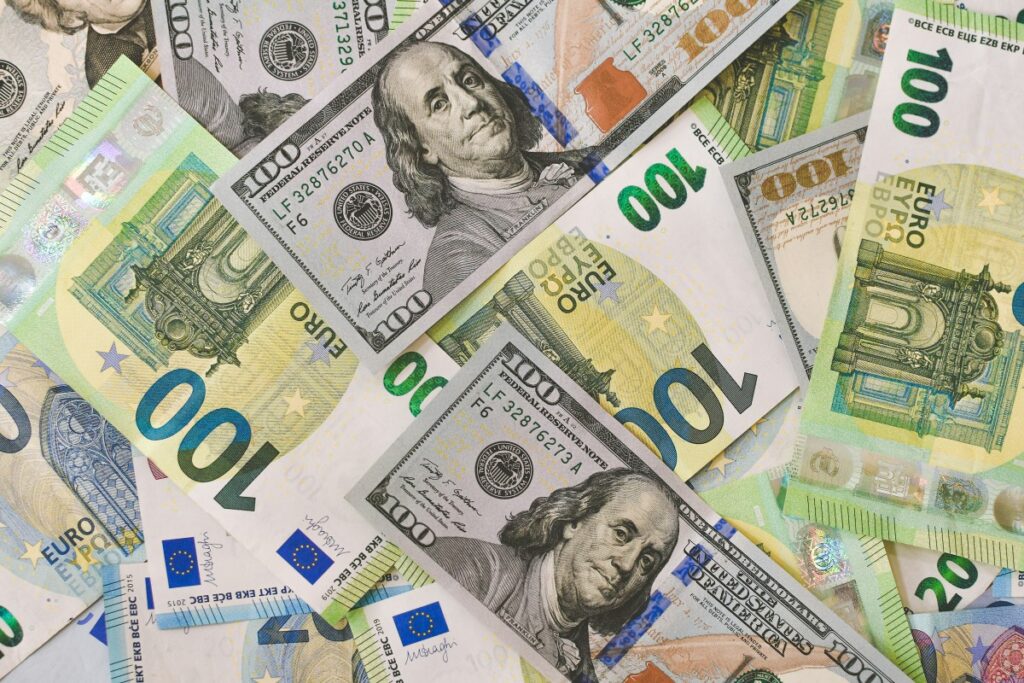Dólar ronda a estabilidade no exterior à espera de dados e do Fed | Finanças